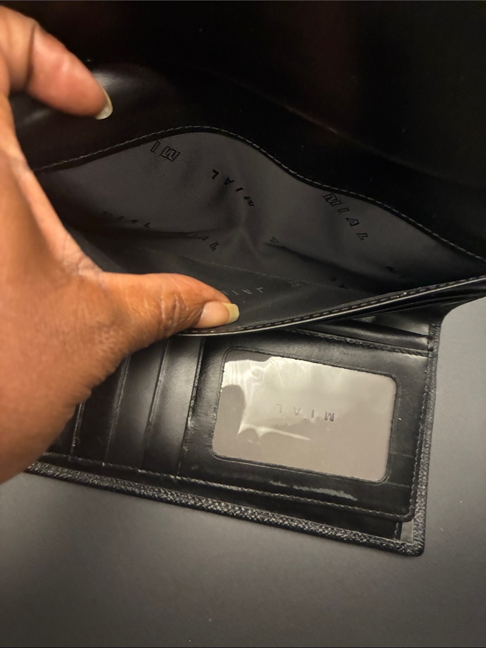 Elegant Black Continental Wallet with Gold Hardware - Picture 4 of 8